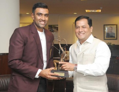 R Ashwin receives  Arjuna Award from Sports Minister