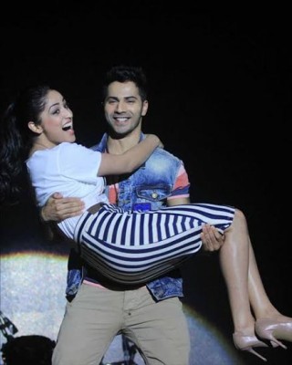 Varun Dhawan takes Yami Gautam by surprise