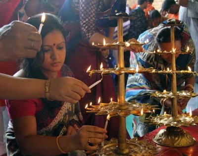 Kolkatans offer 'Anjali' on Maha Ashtami