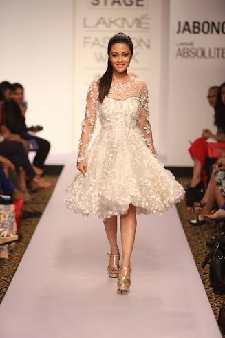 LFW: Farah Sanjana ,Karleo by Karan Berry, Leon Vaz brought fashionable trends on the ramp 