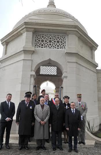 Modi at WWI Memorial, meets India-origin students