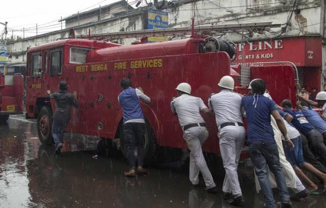 Kolkata: Fire fighters battle to bring supermarket blaze under control