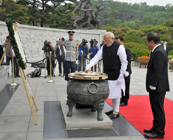  Modi arrives at ROK Airbase, in Seoul, South Korea