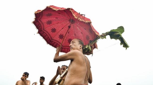 Kolkatans witness 'Kolabou snan' on Mahasaptami