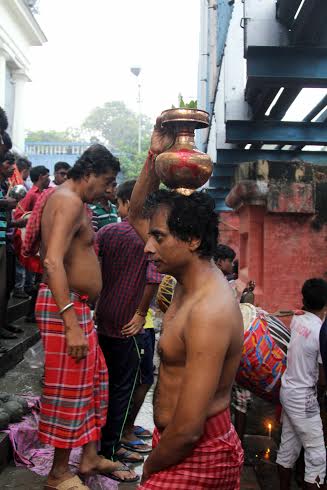 Kolkatans witness 'Kolabou snan' on Mahasaptami