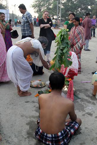 Kolkatans witness 'Kolabou snan' on Mahasaptami