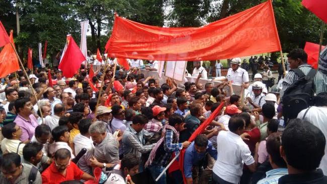 Left protesters clash with police in Kolkata 