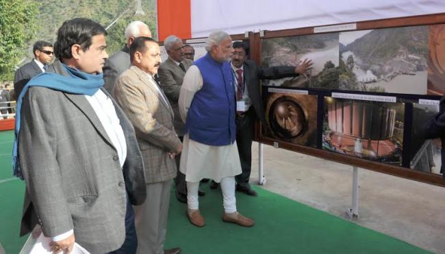 Narendra Modi addressing the gathering at Chanderkote