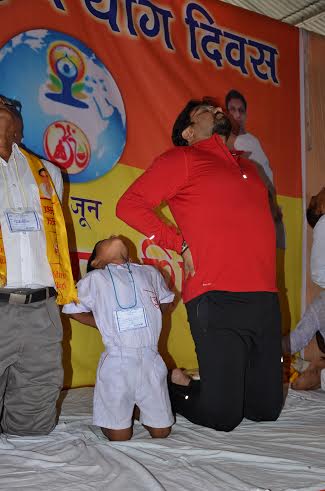 Babul Supriyo participates in mass yoga demonstration in Asansol