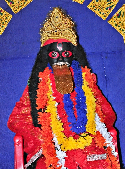 West Bengal Minister Firhad Hakim inaugurates 'Jibanta Kali' pandal in Chetla