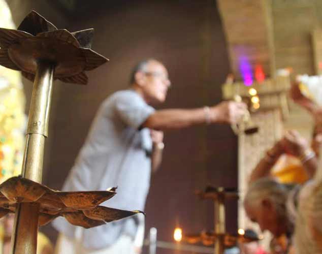 Kolkatans offer 'Anjali' on Maha Ashtami