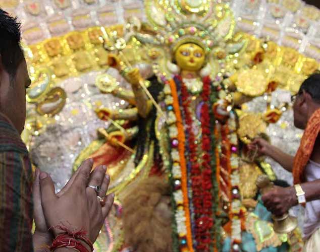 Kolkatans offer 'Anjali' on Maha Ashtami