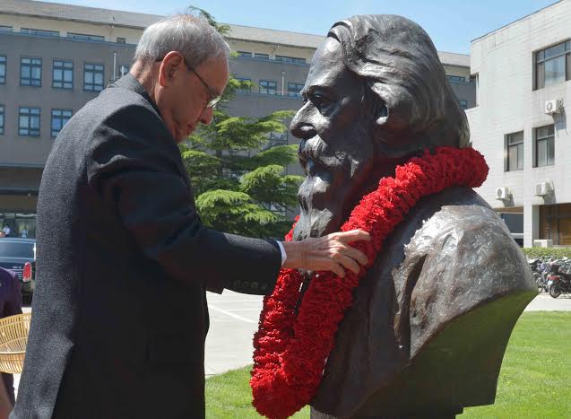  Pranab Mukherjee garlanding the bust of Gurudev Rabindranath Tagore