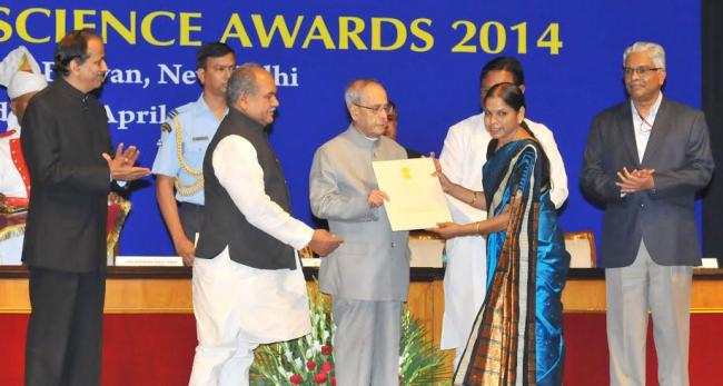 Vice President, M. Hamid Ansari paying floral tributes at the Samadhi of Babu Jagjivan Ram