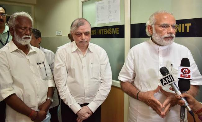 Narendra Modi being received by the Governor of Kerala