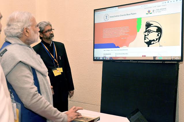 Narendra Modi paying floral tribute at Netaji's bust before the launch of the digitised files, in New Delhi