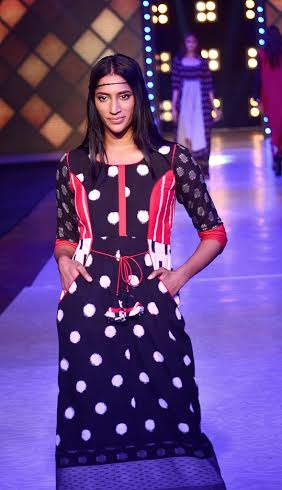 Rituparna walks ramp for Agnimitra Paul at fashion fiesta in Kolkata