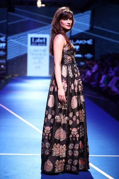 Kriti Sanon sizzles LFW