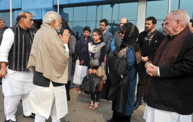 Narendra Modi paying homage at the mortal remains of Mufti Mohammad Sayeed