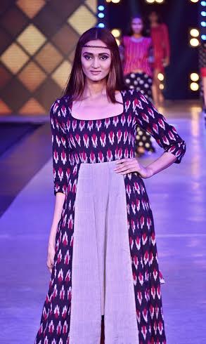 Rituparna walks ramp for Agnimitra Paul at fashion fiesta in Kolkata