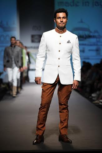 Randeep Hooda charms  Amazon India Fashion Week floor in Rohit Kamra's creation