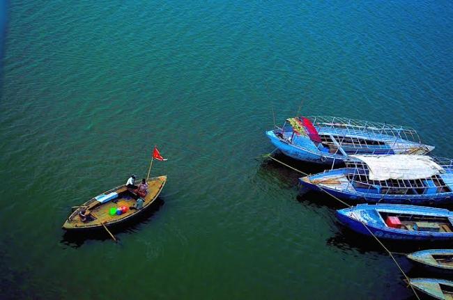 Varanasi: Aurora over the Ganges