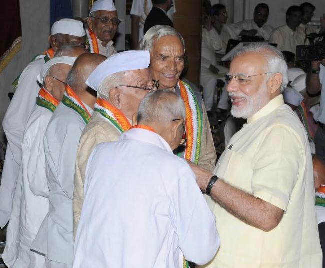 Narendra Modi flagging off the Tiranga Yatra