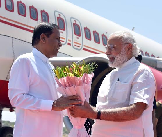 Modi being received by the Chief Minister of Madhya Pradesh, Shivraj Singh Chouhan