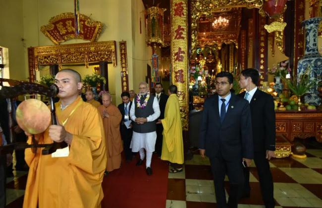 PM visits Quan Su Pagoda in Hanoi, interacts with monks