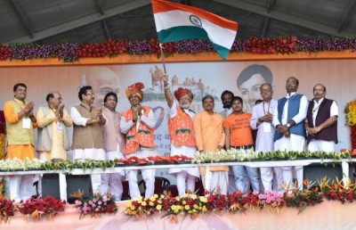 Narendra Modi flagging off the Tiranga Yatra