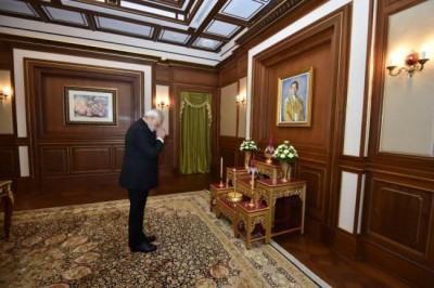 PM Modi stops at Bangkok to pay his respect to late King Bhumibol Adulyadej 