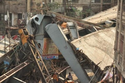 Over 10 killed in Kolkata under construction fly over collapse 