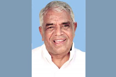 MP Minister Babulal Gaur's pat on woman's back raises huge controversy