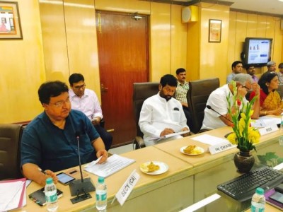 Ram Vilas Paswan takes stock of import of pulses and asks importers to be more transparent