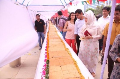 Nukkadwala makes world's longest vada pao, measuring 145 feet