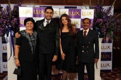 Aishwarya loves unconditionally: Abhishek