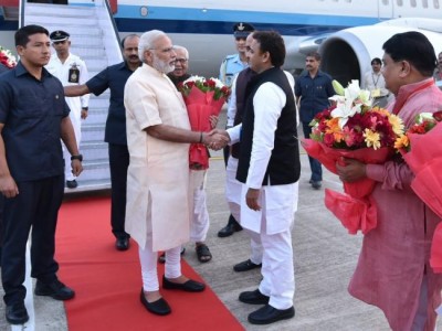Narendra Modi reaches Lucknow to attend  Vijaya Dashmi celebrations