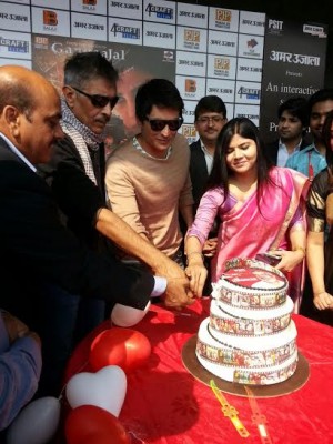Kanpur kids bring custom made cake to honour Prakash Jha