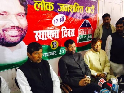 Ram Vilas Paswan extends invitation to Nitish to join NDA