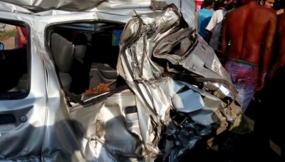  West Bengal: Car crashes into truck, 4 killed 