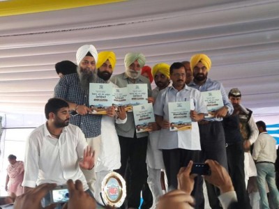 Kejriwal visits Punjab, slams Prakash Singh Badal-led government