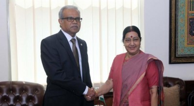 Maldivian Foreign Minister Mohamed Asim meets Sushma Swaraj