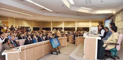 Venkaiah Naidu addresses officials on steps to promote less cash economy