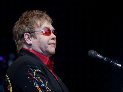  Elton John announces Britain and Airdrie  tour
