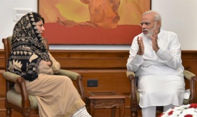 Kashmir violence: Mehbooba Mufti visits AIIMS to meet Insha