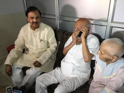 PM Modi speaks to Kanubhai Gandhi 