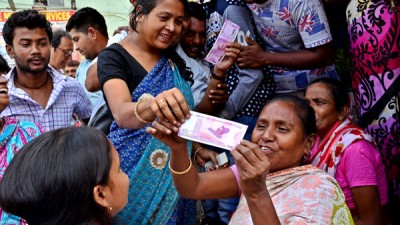 Millions in India queue up to swap currencies, banks cope with demonetization 