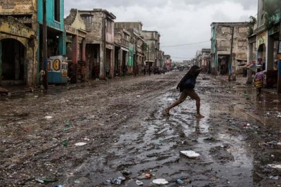 As Hurricane Matthew makes landfall in Haiti, UN relief agencies on standby to provide assistance