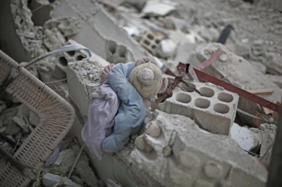 Photo of boy pulled from rubble reminder of 'unimaginable horrors' Syrian children face â€“ UNICEF