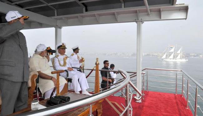 Narendra Modi received by the Union Minister for Defence, Manohar Parrikar 